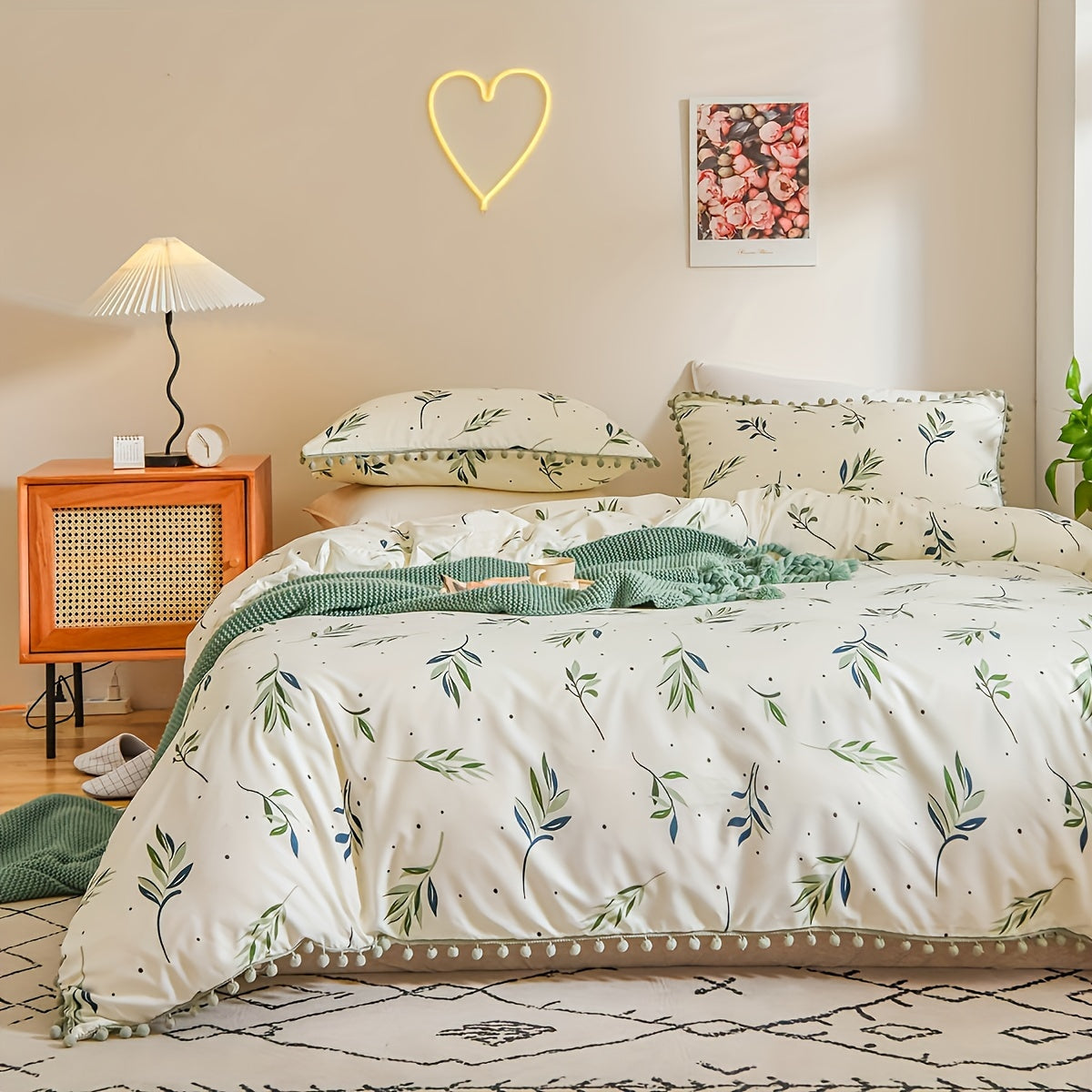 Jogo de Cama Floral com Pompons Delicados