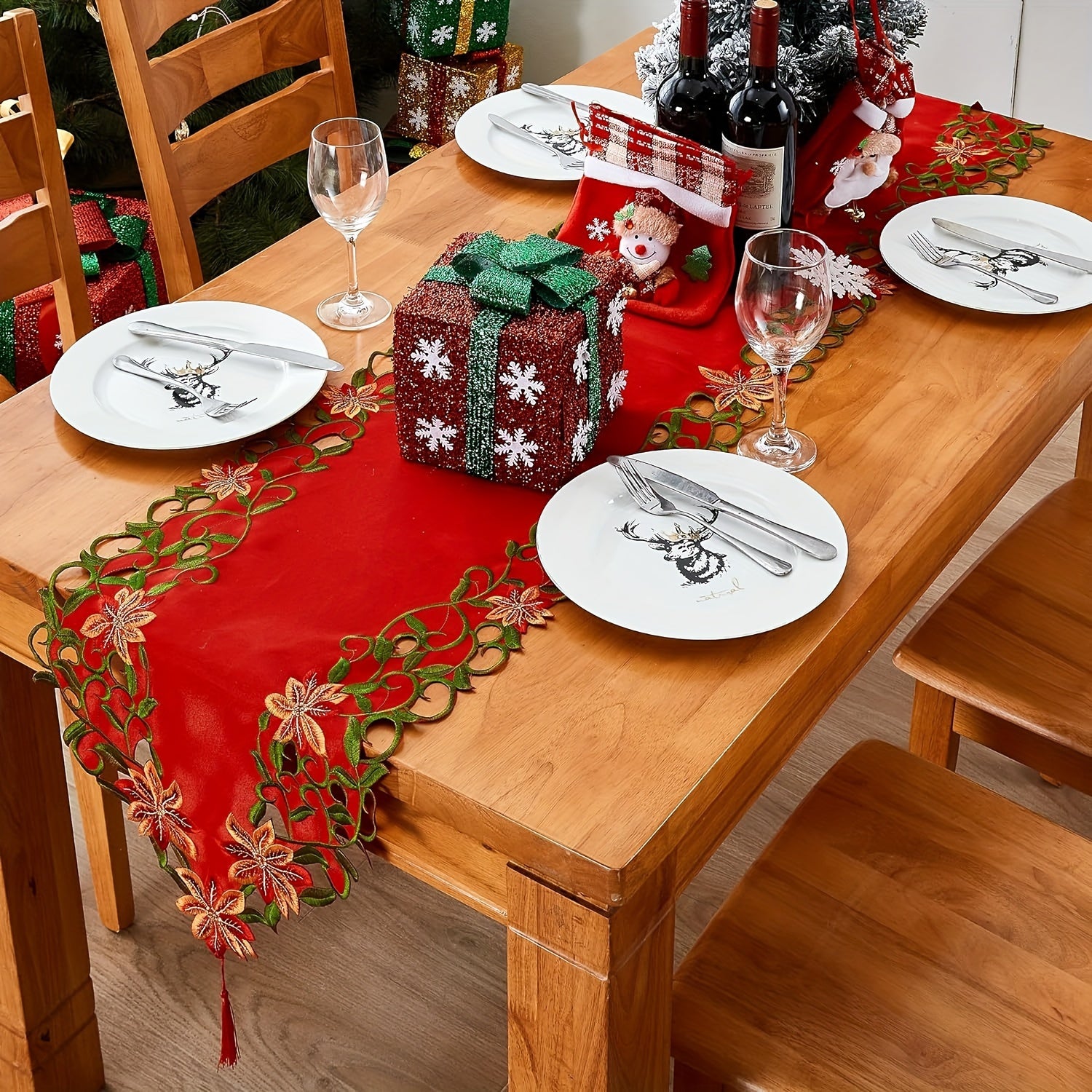 Caminho de Mesa Bordado Floral Vazados e Franjas Elegantes
