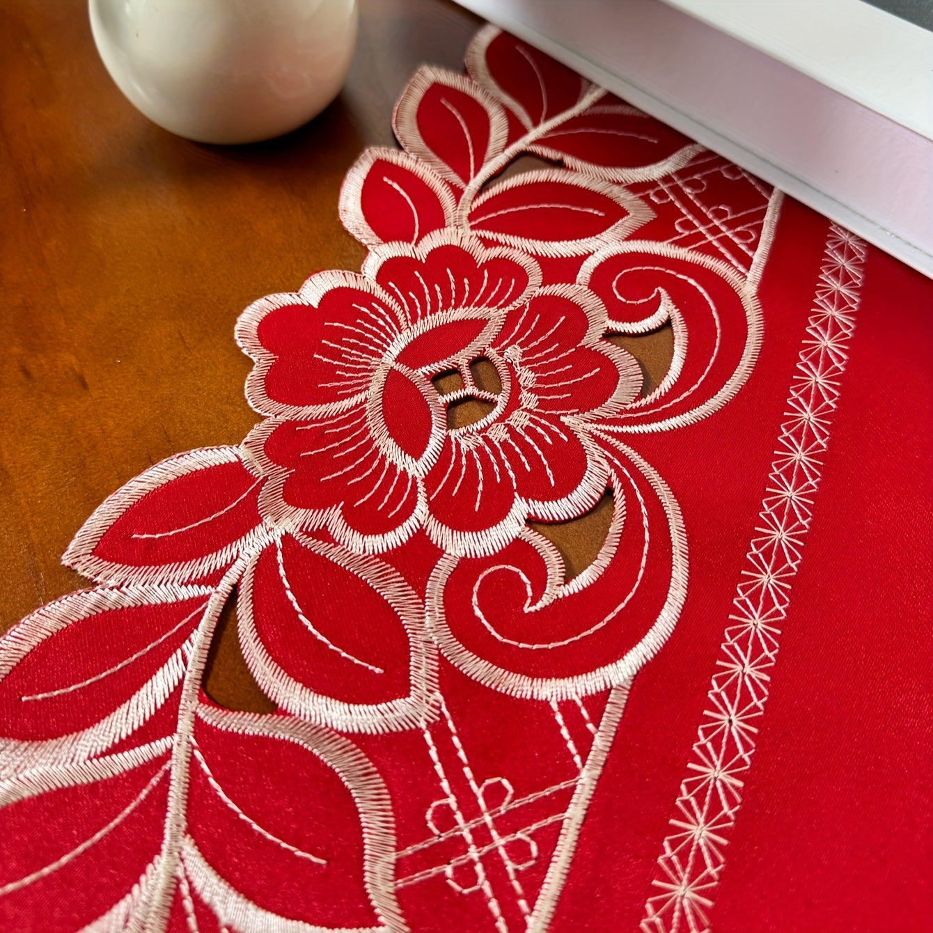 Toalha de Mesa Oval Vermelha Bordado Floral
