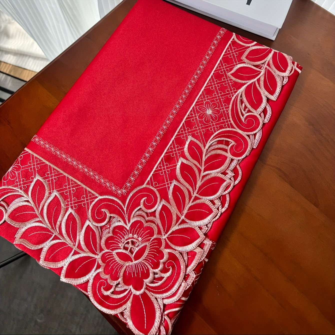Toalha de Mesa Oval Vermelha Bordado Floral