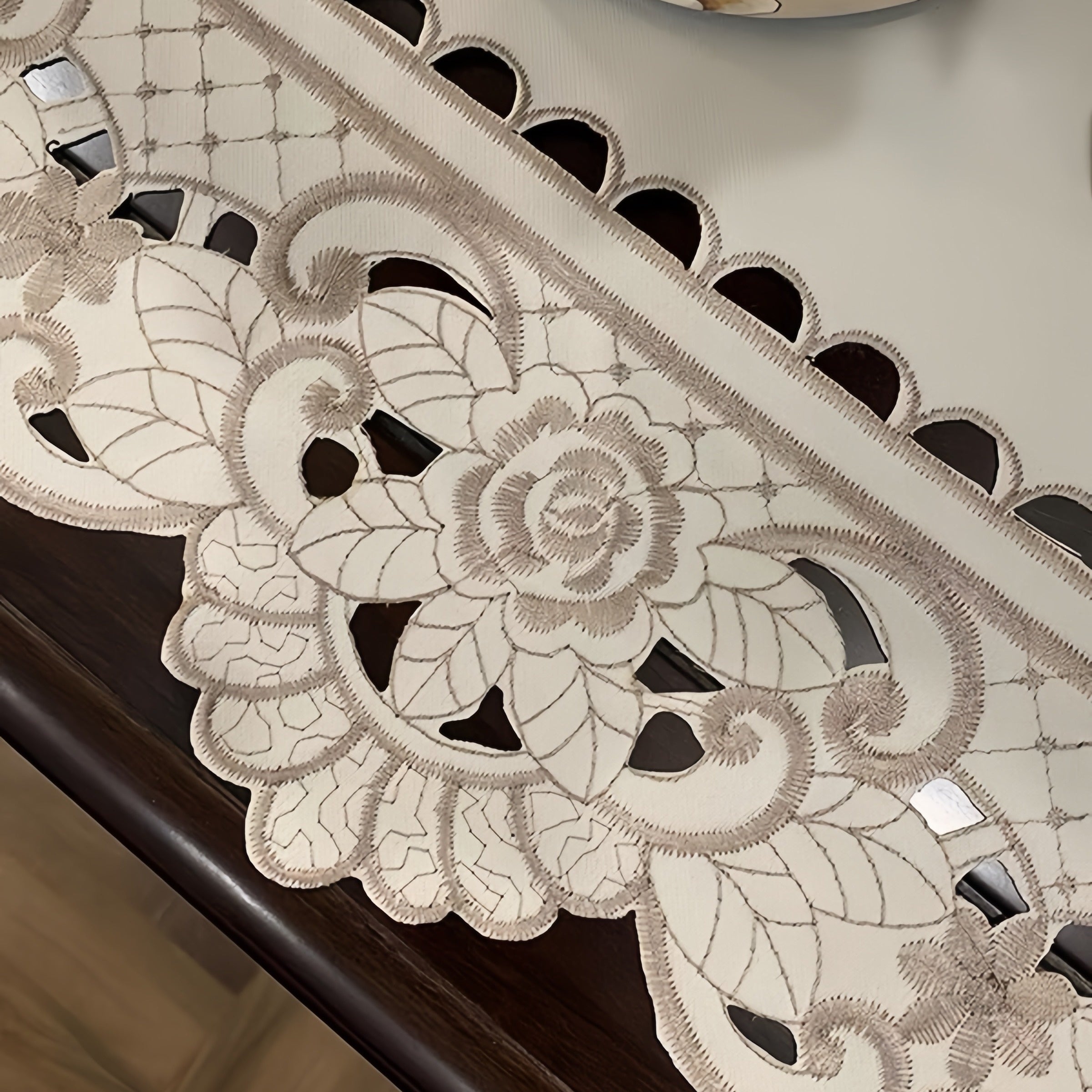 Toalha de Mesa Oval Bordada Design Europeu