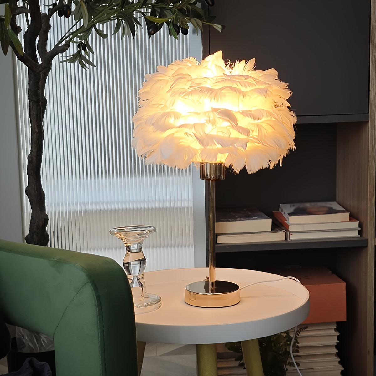 Luminária de Mesa Elegante com Penas Brancas
