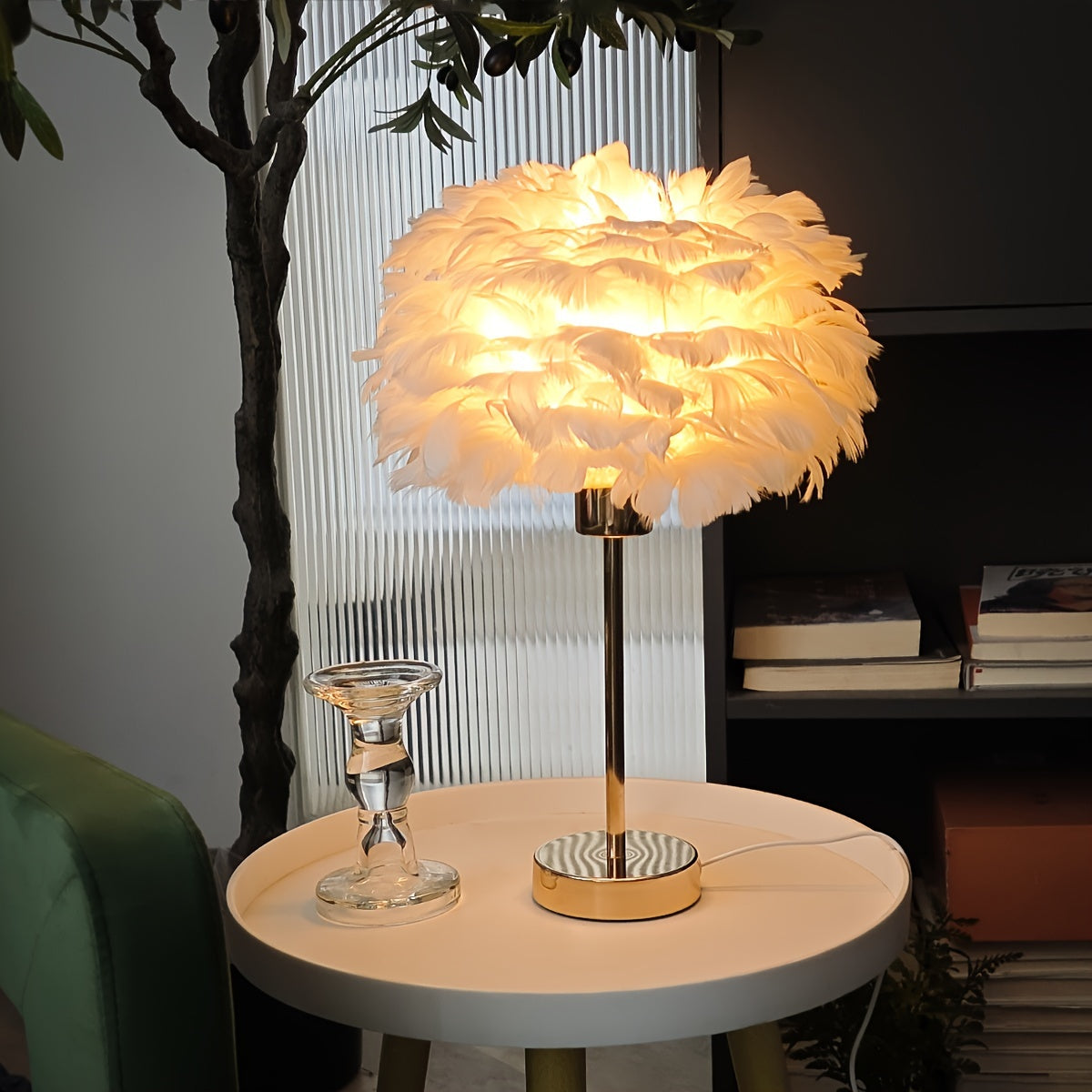 Luminária de Mesa Elegante com Penas Brancas
