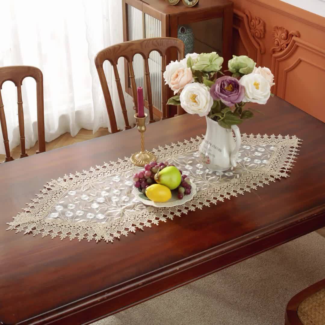 Caminho de Mesa Branco em Organza