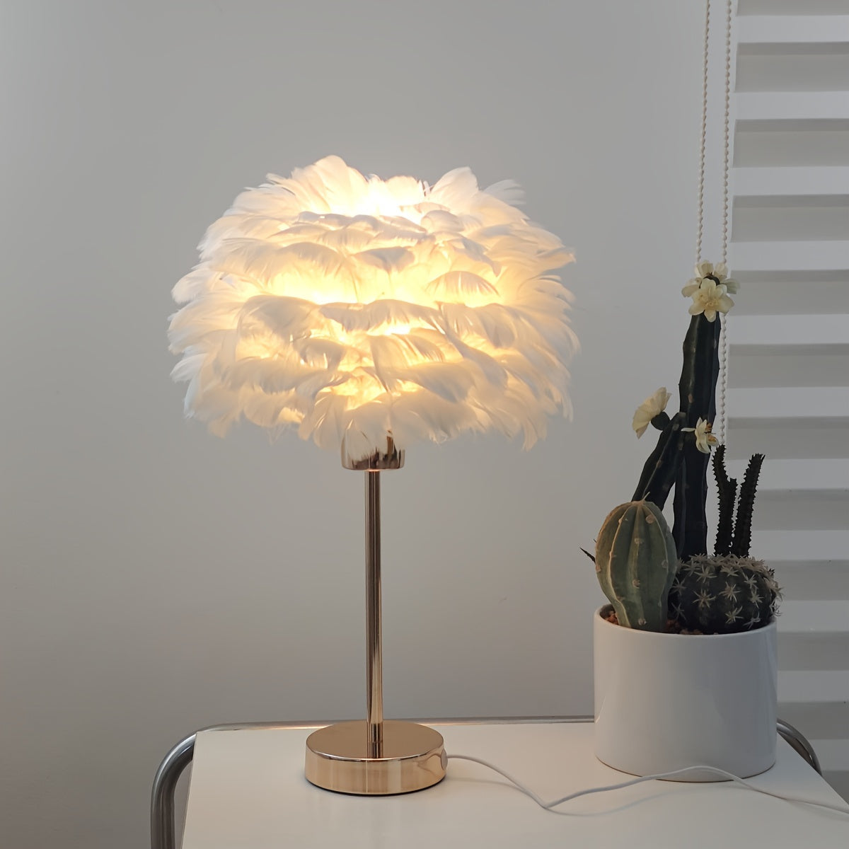 Luminária de Mesa Elegante com Penas Brancas